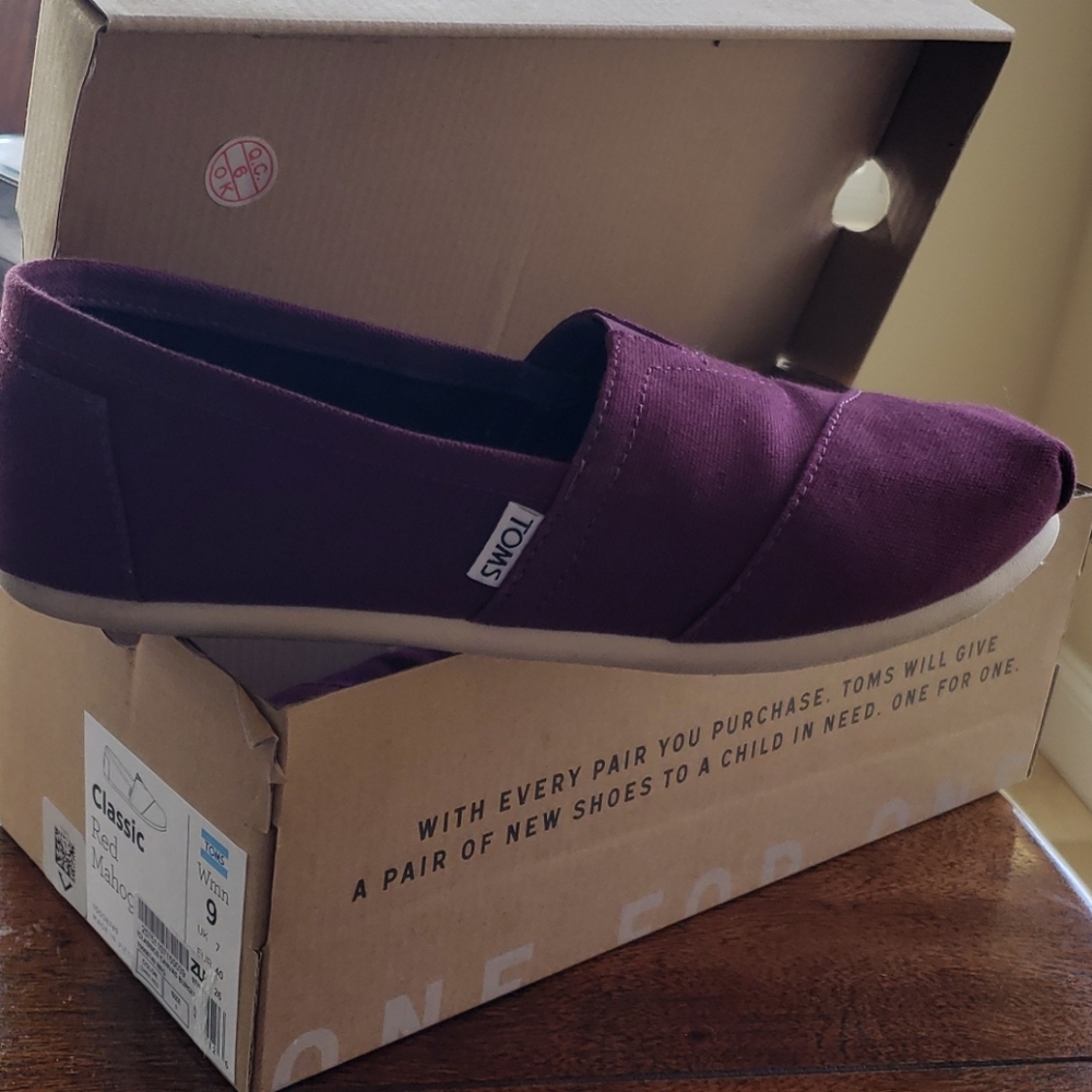 Women's Classic Canvas Red Mahogany Toms, Size 9